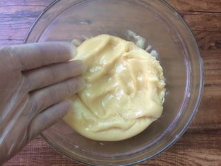 10、广式莲蓉蛋黄月饼,再戴手套揉成团