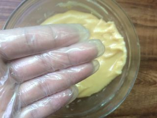 11、广式莲蓉蛋黄月饼,揉好是不粘手套滴