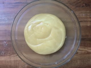 12、广式莲蓉蛋黄月饼,表面看起来很光滑