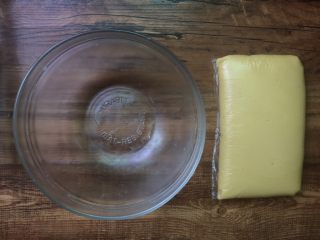 13、广式莲蓉蛋黄月饼,然后装保鲜袋里封紧,室温松弛,两小时以上,我是中午先弄好,醒发到我下班回来六点。