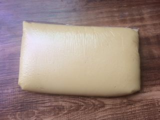 14、广式莲蓉蛋黄月饼,松弛时间久一点,包内馅的时候更容易推开,也不粘手。