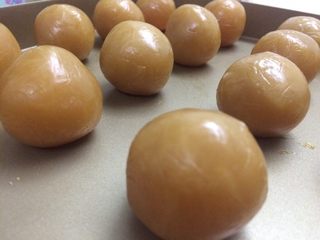 18、广式莲蓉蛋黄月饼,称莲蓉馅,大概22克/个,和半个蛋黄一起称重,内馅30克(半个蛋黄+莲蓉)/个。