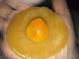 19、广式莲蓉蛋黄月饼,莲蓉包入蛋黄,搓圆。