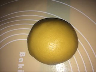 21、广式莲蓉蛋黄月饼,饼皮从保鲜袋拿出来,再揉成团,切割称重,22克/个。