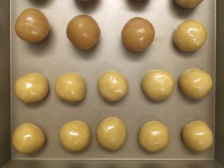 22、广式莲蓉蛋黄月饼,全部弄好,搓圆。