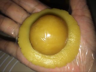 24、广式莲蓉蛋黄月饼,包入内馅