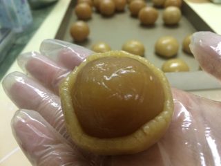 25、广式莲蓉蛋黄月饼,用虎口慢慢推上去,饼皮很好操作滴。