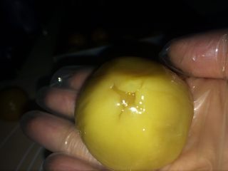 26、广式莲蓉蛋黄月饼,收口收紧