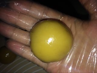 27、广式莲蓉蛋黄月饼,再抹平,稍微搓圆。