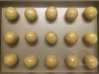 28、广式莲蓉蛋黄月饼,全部包好了,圆圆滚滚的。