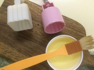 30、广式莲蓉蛋黄月饼,模具内刷薄薄一层油,防粘。