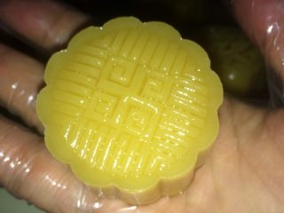 31、广式莲蓉蛋黄月饼,第一个,花纹清晰,美美滴。