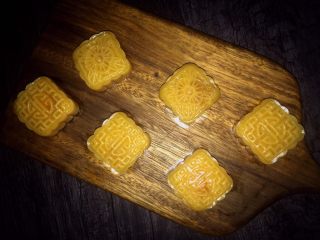 32、广式莲蓉蛋黄月饼,半成品,蛋黄都看出来。