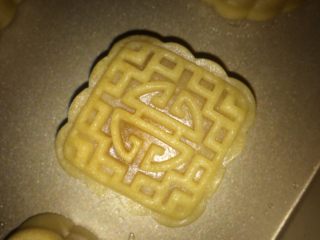 34、广式莲蓉蛋黄月饼,提前预热烤箱,把月饼放入烤箱中层,上下190度烤6分钟定型(图为定型后出炉状态)。