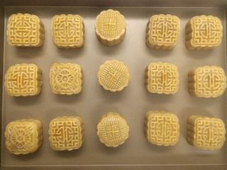 36、广式莲蓉蛋黄月饼,定型后取出。