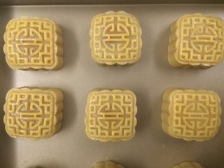 37、广式莲蓉蛋黄月饼,表面刷上薄薄的蛋黄液,切记刷子蘸一点点蛋黄液刷上就行。