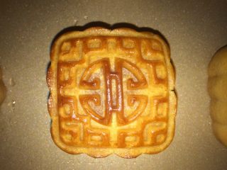 39、广式莲蓉蛋黄月饼,刚出炉,表皮很硬,等回油一俩天,饼皮会变软。