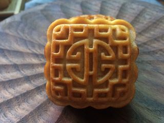 40、广式莲蓉蛋黄月饼,隔天回油了,表皮变软了,饼面光滑润泽。