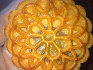 41、广式莲蓉蛋黄月饼,我是回油一天后,才包装的。一般冷却透即可包装了。