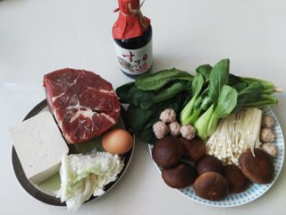 1、寿喜锅（日式牛肉火锅）,所有的食材都备好