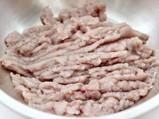 4、烟台正宗鲅鱼饺子,把鲅鱼肉用刀剁成鱼泥，放入盆里。