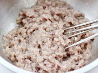 6、烟台正宗鲅鱼饺子,用筷子先顺时针方向搅打上劲。