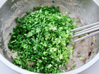 11、烟台正宗鲅鱼饺子,韭菜和香菜，小葱摘洗干净后，用刀切碎放入搅拌好的鱼馅里。