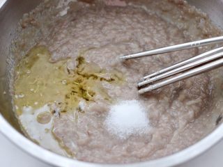 9、烟台正宗鲅鱼饺子,这个时候先加入花生油和适量的盐调味，然后还是顺时针方向搅拌上劲。