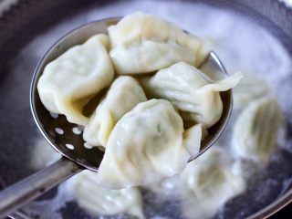 17、烟台正宗鲅鱼饺子,把煮好的鱼饺子捞出沥干水分，盛到盘子里面。