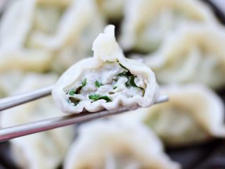 18、烟台正宗鲅鱼饺子,配上自己喜欢的蘸料就可以了，鲜的不要不要，简直就是人间美味，吃上一口就停不下来了。