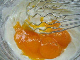 5、枇杷果酱波点蛋糕卷,加入蛋黄混合均匀