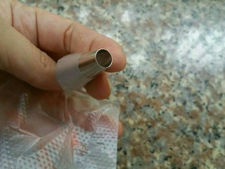 9、枇杷果酱波点蛋糕卷,裱花袋装上裱花嘴