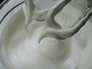 10、枇杷果酱波点蛋糕卷,白糖分3加入蛋白中，打发蛋白至提起打蛋头呈鸟嘴状态