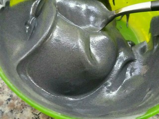 12、枇杷果酱波点蛋糕卷,翻拌均匀