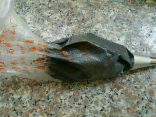 13、枇杷果酱波点蛋糕卷,装入竹炭糊