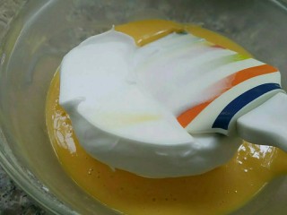 16、枇杷果酱波点蛋糕卷,取1/3蛋白入蛋黄糊中，翻拌均匀