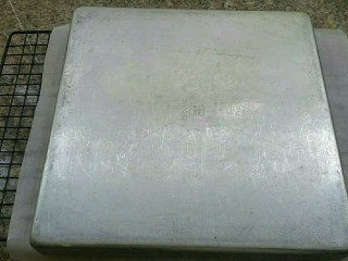 22、枇杷果酱波点蛋糕卷,出炉震出热气后放凉倒扣出蛋糕体（网架上记得放油纸）