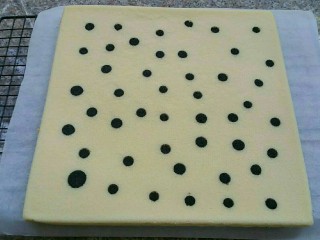 23、枇杷果酱波点蛋糕卷,倒扣后的样子