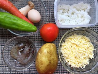 1、香烤芝士土豆泥炒饭,准备材料如图。