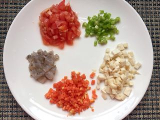 3、香烤芝士土豆泥炒饭,将配菜全部切成小颗粒。
