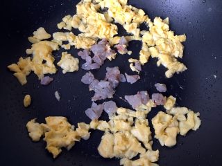 7、香烤芝士土豆泥炒饭, 放入虾粒翻炒变色。