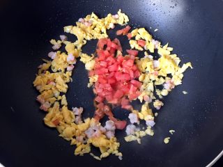 8、香烤芝士土豆泥炒饭,放入番茄翻炒片刻。