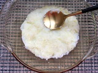 12、香烤芝士土豆泥炒饭,土豆用勺子按压成泥。