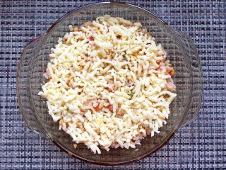 15、香烤芝士土豆泥炒饭,再密密撒上一层芝士。烤箱180度预热10分钟放入，烤15分钟即可。