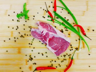 1、迷迭香黑胡椒牛排,准备两块牛排，用厨房纸吸去血水，这样煎肉的时候油锅不会崩的太厉害