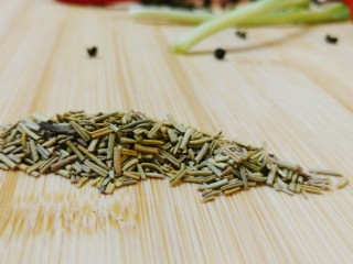 2、迷迭香黑胡椒牛排,这是干的迷迭香特写，新鲜的还是很漂亮的，可惜没买到，麦德龙有卖大概10元50克