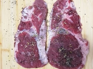 3、迷迭香黑胡椒牛排,肉上均匀的撒上黑胡椒和盐，还有迷迭香