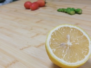 4、迷迭香黑胡椒牛排,再准备一些装饰的材料哈，芦笋柠檬，圣女果