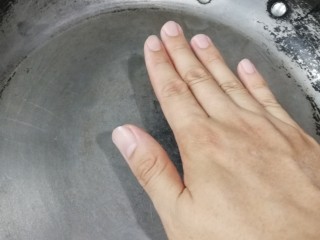 5、迷迭香黑胡椒牛排,取一平底锅房子电磁炉上加热至手放上去感觉很烫，大概180度，这里一定要先把锅子加热，好处有二，1这样肉放进去不会粘锅，2肉与热表面迅速收缩，锁住肉里的水分，吃着才会嫩