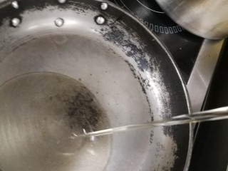 6、迷迭香黑胡椒牛排,锅烧热了，倒油，炒菜也要遵循热锅凉油的规则